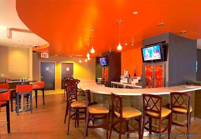 מלון Courtyard By Marriott New York Laguardia Airport מסעדה תמונה